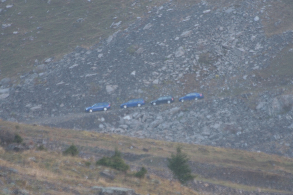 voitures bleues dans la zone militaire